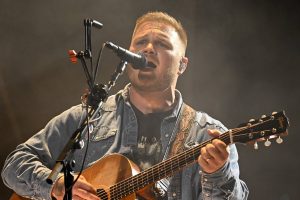 Зак Браян апранае кашулю з надпісам “Вольная Палестына” на стадыёне Gillette пасля сваркі Роберта Крафта і Маклмара
