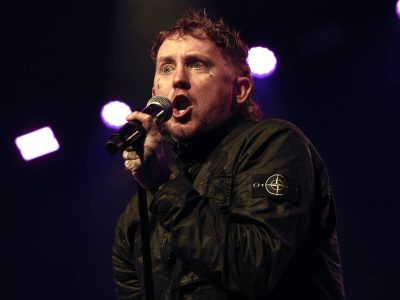 Фрэнк Картэр выганяе мужчыну з канцэрту Sex Pistols пасля сваркі толькі для жанчын у мош-піце: «Гэта не ваш жывы вопыт, таму проста заткніся!»